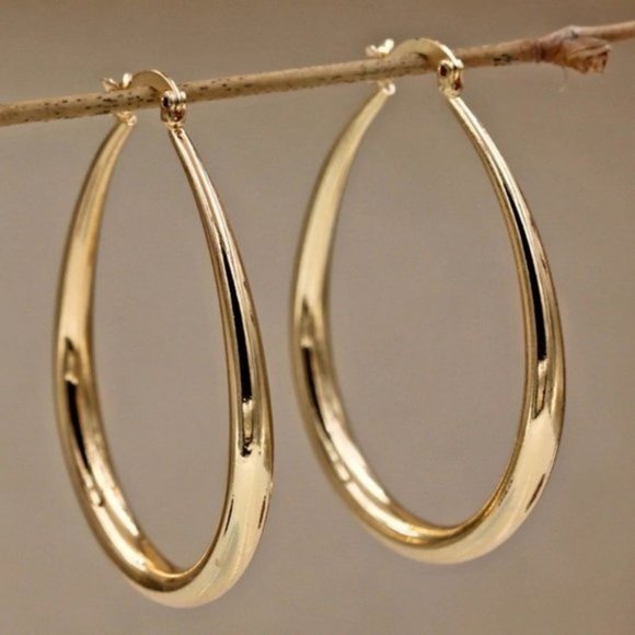 **18K Yellow Gold 1.5'' Oval Hoop Earrings - Picture 5 of 11